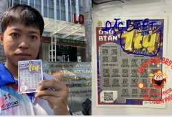 Tài xế ở TP.HCM trúng 1 tỉ đồng xổ số cào: Nhận tiền mặt, mang về trong túi đen